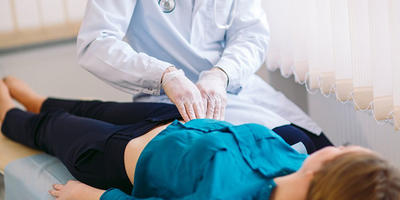 Какие жалобы служат поводом обращения к гастроэнтерологу?